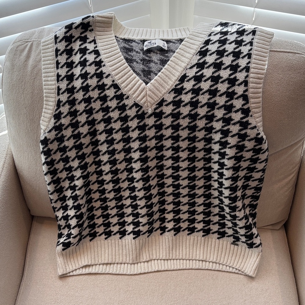 Hollister Cream and Black Patterned Sweater Vest
